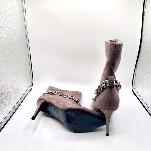 Guess Dasilda Gray Suede ankle bootie with chains, size 7M - Picture 2 of 4